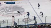 La spettacolare parata del goalie di Winnipeg nella sfida con Vancouver