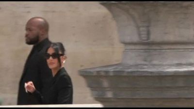 Kim Kardashian in tribunale per testimoniare al processo di Parigi