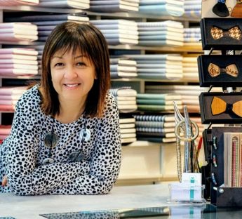 Daniela la proprietaria di Centopercento Camicie Siena, immersa nel suo mondo di tessuti ed accessori!
