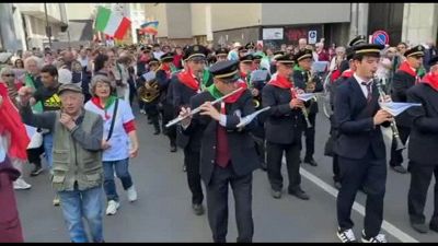 25 aprile, a Milano il corteo canta e balla "Bella Ciao"
