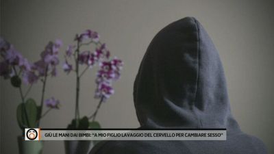 Giù le mani dai bambini: "A mio figlio lavaggio del cervello per cambiare sesso"