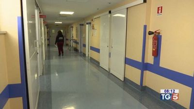 Bimba ingerisce pila e muore dopo 2 ricoveri