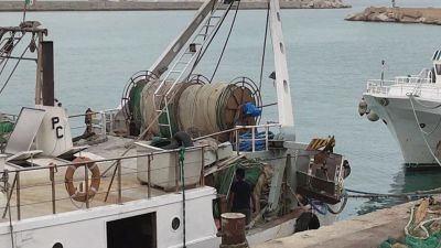 Il pesce scarseggia, a Sciacca i pescatori costretti a rottamare le barche