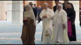 Il Papa scalzo in moschea ad Algeri e in silenzio davanti al "Mihrab"