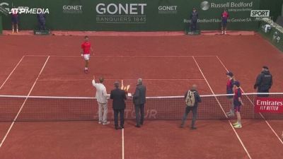 Djokovic festeggia il compleanno con una torta in campo