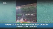 Razzi in campo, partita interrotta