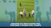 Mbappé dà indicazioni per togliere l'acqua dal campo