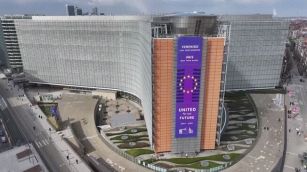 L'attacco di Trump sui dazi, l'Europa chiede rispetto