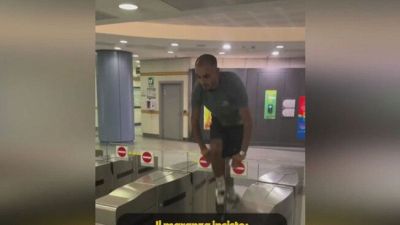 In un video saltava i tornelli e non pagava il metro, "è pericoloso"