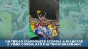 Un tifoso giapponese scoppia a piangere e viene consolato dai tifosi brasiliani
