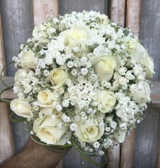 Elegante bouquet da sposa rose bianche e fiori d'arancio