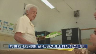 Breaking News delle 21.30 | Voto referendum, affluenza alle 19 al 16,2%