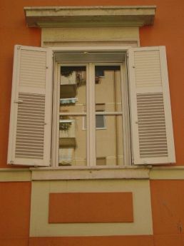 finestra in pvc serie Ambiente e persiana in alluminio verniciata bianco opaco