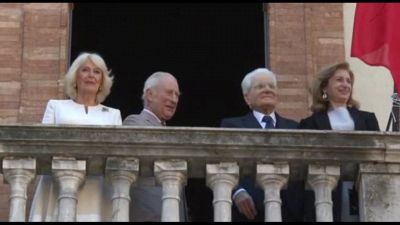 Carlo e Camilla salutano la folla a Ravenna