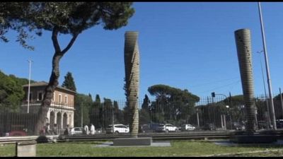 Nel cuore di Roma le "Colonne Infinite" del coreano Park Eun Sun
