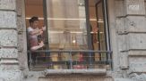 Milan, che accoglienza per Moreira in centro a Milano: lui lancia la maglia