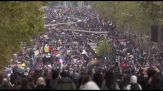 Parigi, in migliaia manifestano pacificamente contro il carovita