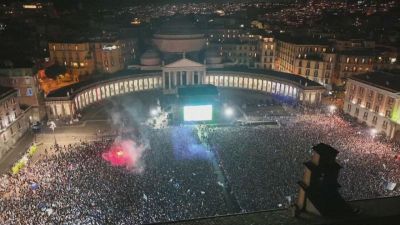 Il Napoli campione d'Italia, la notte infinita dei tifosi e la festa in città