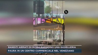 Banditi armati di mitra rapinano una gioielleria