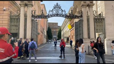 Bandiere vaticane a mezz'asta per la morte del Papa