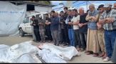 Gaza, preghiere davanti ai morti dopo nuovo attacco a Deir al-Balah