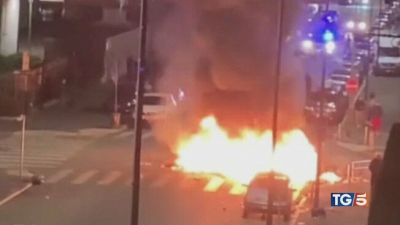 Guerriglia a Milano dopo morte del 19enne