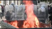 Proteste Albania, pietre contro la polizia e cassonetti incendiati