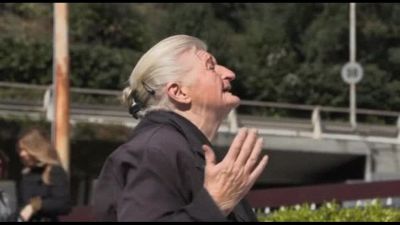 Preghiere fuori dal Gemelli a un mese dal ricovero di Papa Francesco