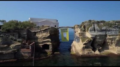 Un gabinetto gigante alla Gaiola, Greenpeace: "Basta scarichi"