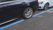 Bologna, strisce blu dei parcheggi tracciate con le auto in sosta