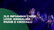 JLo infiamma Capri, look animalier, piume e cristalli