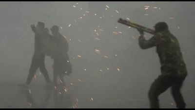 Georgia, i manifestanti si difendono con i fuochi d'artificio