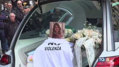 Lacrime per Sara "Basta violenza"
