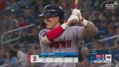 Inciampa e prende la pallina in rovesciata: spettacolo in Mlb