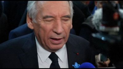 Il premier francese Bayrou contro i dazi del 200% sul vino di Trump