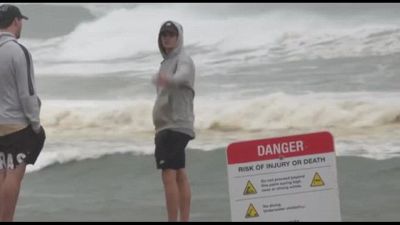 L'Australia si prepara al ciclone Alfred, surfisti sfidano le onde