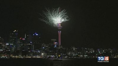 Fuochi, brindisi e città blindate