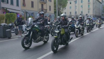 La parata Moto Guzzi con Bezzecchi e Biaggi