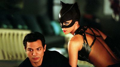 Stasera in TV: film, serie e programmi di mercoledì 13 dicembre, da Catwoman a Io canto Generation
