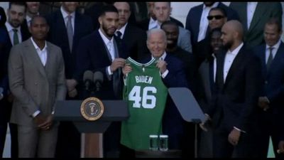 Joe Biden accoglie i Boston Celtics campioni NBA 2024