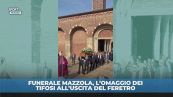 Funerale Mazzola, applausi e cori all'uscita del feretro