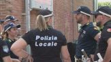 Milano, clandestino bloccato dai vigili mentre stupra una francese