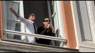 Sanremo, bagno di folla ed esibizione live di Achille Lauro in strada