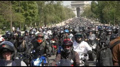 A Parigi migliaia di centauri contro il "controllo tecnico"