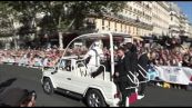 Papa Leone arriva a Notre Dame: bagno di folla in papamobile