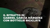 Il volto di Gabriel Garcìa Màrquez con bottiglie riciclate