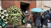 A Milano la gente in coda fuori dalla chiesa per i funerali di Vanoni