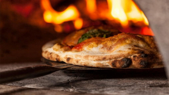 PIZZERIA MANGIAMONDO Pizza speciale cotta nel forno a legna