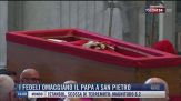 Breaking News delle 14.00 | I fedeli omaggiano il Papa a San Pietro