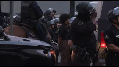 Seconda notte di coprifuoco a Los Angeles, molti arresti